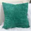 Dettaglio cuscino quadrato in velluto a coste verde, cuscino decorativo unito per divano e letto. - Verde scuro