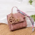 Mini bolso llavero de cuero PU elegante colgante de llave de coche con bufanda de seda - Rosa