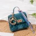 Mini bolso de terciopelo llavero y monedero con bufanda de seda y accesorios de oro - Verde azulado