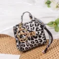 Mini Leo-Print Handtaschen-Anhänger und Münzbeutel mit Schlüsselring sowie Schal. - Weißer Leopard