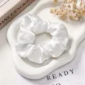 Witte satin haarscrunchie voor vrouwen, elegante Franse vintage haarband en haarelastiek. - Wit