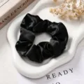 Elegante zwarte satijnen haarelastiek scrunchie, klassiek Franse vintage haaraccessoire detail. - Zwart