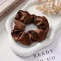 Bruine satijnen haarelastiek scrunchie voor vrouwen, elegante Franse vintage haaraccessoire. - Bruin