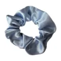 Elegante kristallen satijnen haarscrunchie in ijsblauw, zachte vintage haarband. - Lichtblauw