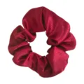 Gedetailleerd overzicht van rode satijnen haarscrunchie, elegante zijdetextuur elastisch haarband. - Rood