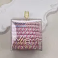 Vista dettagliata di elastici per capelli in scatola trasparente, trecce spesse per coda. - Rosa chiaro