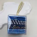 Primo piano dettagliato di elastici per capelli intrecciati blu e argento in scatola. - Blu scuro