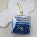 Primo piano di elastici per capelli blu sfumati in scatola trasparente, resistenti. - Azzurro