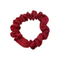Elastico per capelli in raso rosso da donna, elegante legatura effetto seta e accessorio vintage chic. - Codice 26