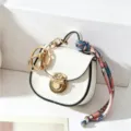 Mini bolso de cuero blanco llavero, lindo dije de bolso con herrajes dorados. - Blanco