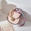 Llavero de mini bolso de silla rosa, lindo dije con herrajes dorados y cinta colorida. - Rosa