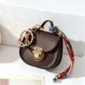 Mini borsa a sella in pelle con hardware dorato e nastro colorato portachiavi - Caffè