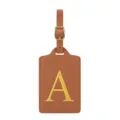 Détail d'étiquette de bagage en cuir PU marron avec lettre A brodée jaune et boucle - Lettre A