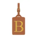 Vue détaillée d'une étiquette de bagage en cuir PU marron avec lettre B brodée dorée et boucle. - Lettre B