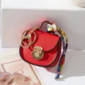 Portachiavi mini borsa a sella rossa, ciondolo carino con nastro di foulard e metallo. - Rosso