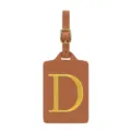 Détail étiquette de bagage en cuir PU marron, lettre D brodée dorée, accessoire de voyage durable. - Lettre D