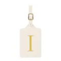 Gros plan détail d'étiquette bagage beige avec lettre brodée dorée I et boucle en métal. - Lettre I / Blanc Cassé