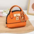 Mini orange Handtasche Schlüsselanhänger, süße Geldbörse mit Goldschloss, tragbare Tasche. - Orange
