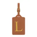 Vue détaillée d'étiquette de bagage en cuir PU marron avec boucle dorée et lettre L. - Lettre L