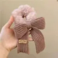 Vue détaillée d'un chouchou en peluche douce et nœud en tricot, élastique de cheveux. - Rose