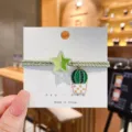 Detail van groen ster en cactus hanger haarband, dubbelgebruik armband voor dames en meisjes. - Groen