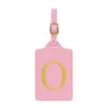 Etichetta per valigia in ecopelle rosa con lettera O ricamata dorata, accessorio da viaggio. - Rosa O