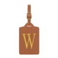 Vue de détail de l'étiquette de bagage en cuir PU marron avec boucle métallique et lettre W. - Lettre W