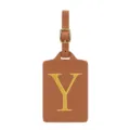 Vue détaillée d'une étiquette de bagage en cuir PU marron avec boucle dorée et lettre Y brodée. - Lettre Y