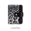 Portafoglio corto da donna con stampa leopardata in bianco e nero e porta carte. - Maculato nero