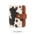 Portafoglio corto con stampa mucca e pelle marrone, chiusura a bottone, porta carte compatto. - Stampa mucca