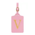 Primo piano di un'etichetta per bagagli in pelle PU rosa con lettera V ricamata in oro. - Rosa V