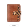 Piccolo portafoglio marrone da donna con stampa leopardata e bottone, porta carte compatto. - Marrone
