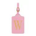 Primo piano dettagliato di etichetta valigia in pelle PU rosa con lettera dorata ricamata. - Rosa W