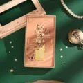 Elegante segna libro in metallo traforato con fiori di pesco e farfalla come regalo ideale. - Danza della Farfalla Tranquilla / Scatola regalo / Oro