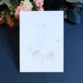 Weisse gepraegte Rosen Grusskarte minimalistische Dankeskarte fuer Hochzeit und Feiertage - Einzelne Rosen-Grußkarte