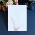 Weisse gepraegte Tulpen-Grusskarte, elegantes Blumen-Design fuer Hochzeit und Danksagung. - Einzelne Tulpen-Grußkarte