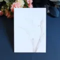 Minimalistische geprägte Lilien-Grußkarte für Hochzeitsschwüre, Dankeschön und Lehrersegen. - Grußkarte mit Lilie
