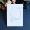 Minimalistische Grußkarte mit geprägter Blumenprägung für Hochzeit, Dankeschön und Geschenke. - Grußkarte mit Pfingstrose