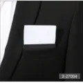 Vista ravvicinata dettagliata della pochette da abito bianca da uomo per abbigliamento formale. - Bianco puro