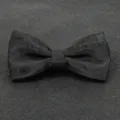 Primo piano dettaglio farfallina nera paisley, elegante trama di tessuto per abito formale. - Colore 002