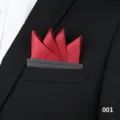 Dettaglio della pochette da taschino rossa in raso con pieghe in giacca nera. - 001
