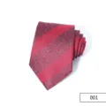 Cravatta da lavoro rossa vista dettagliata con motivo a righe diagonali classiche e tessuto fine. - 001