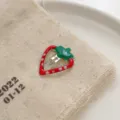 Nahaufnahme einer Erdbeer Haarspange, süßes rotes Metall Accessoire für Frauen und Mädchen. - 1 Stück / Erdbeere Stil