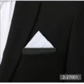 Primo piano dettaglio tasca sul petto di giacca da abito nera da uomo con fazzoletto bianco. - Bianco