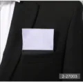 Primo piano di un fazzoletto da taschino, raso lilla chiaro con base di supporto per giacca. - Viola chiaro