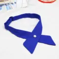Vista detallada de la corbata cruzada azul para uniforme JK, con tela fina y botón. - Azul