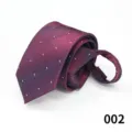 Vista dettagliata della cravativa con zip rosso vino con linee astratte e design facile da indossare - Colore 002