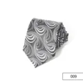 Primo piano di una cravatta da uomo arrotolata con un elegante motivo a vortice grigio. - Colore 009