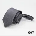 Vista dettagliata della cravatta con zip grigia a fantasia da uomo, larghezza 6 cm. - Colore 007