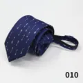 Primo piano dettagliato di una cravatta con zip da uomo blu scuro con motivo a frecce bianche. - Colore 010